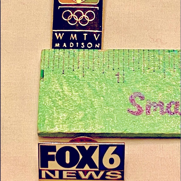 2 Vintage/Collectible Local 📺 TV News📰 Pins - Picture 7 of 11